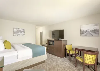 Comfort Inn & Suites Tualatin - Lake Oswego South hotel thumbnail 5