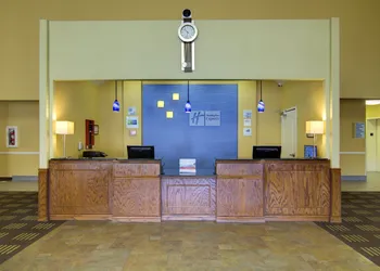 Holiday Inn Express Hotel & Stes Kansas City Sports Complex by IHG hotel thumbnail 8