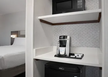 Holiday Inn Express & Suites Alexandria - Fort Belvoir by IHG hotel thumbnail 7