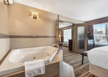 Best Western Plus Calgary Centre Inn hotel thumbnail 8