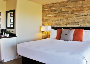 Inn on the Cliff hotel thumbnail 6