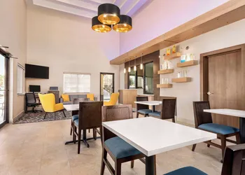 Days Inn & Suites by Wyndham Houston Hobby Airport hotel thumbnail 3