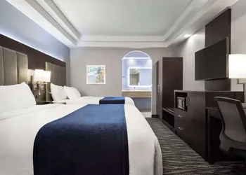Days Inn & Suites by Wyndham Houston Hobby Airport hotel thumbnail 7
