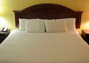 McLure Inn and Suites hotel thumbnail 5