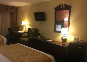 Days Inn & Suites by Wyndham Red Rock-Gallup hotel thumbnail 3