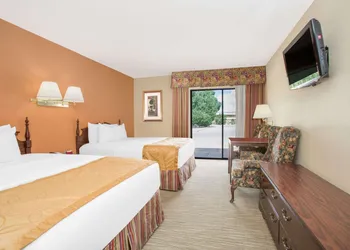 Days Inn & Suites by Wyndham Red Rock-Gallup hotel thumbnail 8