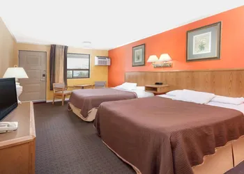 Howard Johnson by Wyndham Niagara Falls hotel thumbnail 3
