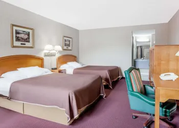 Howard Johnson by Wyndham Niagara Falls hotel thumbnail 5