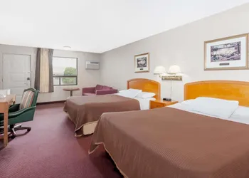 Howard Johnson by Wyndham Niagara Falls hotel thumbnail 7