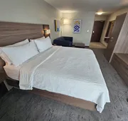 Holiday Inn Express Hotel & Suites Cincinnati-Blue Ash by IHG hotel detail image 3