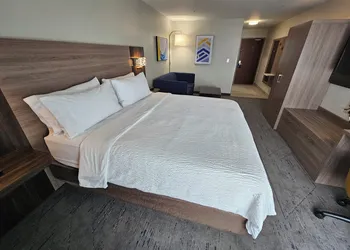 Holiday Inn Express Hotel & Suites Cincinnati-Blue Ash by IHG hotel thumbnail 3