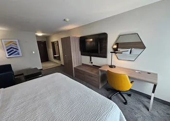 Holiday Inn Express Hotel & Suites Cincinnati-Blue Ash by IHG hotel thumbnail 4