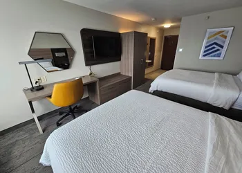 Holiday Inn Express Hotel & Suites Cincinnati-Blue Ash by IHG hotel thumbnail 5