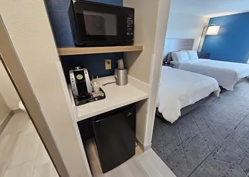 Holiday Inn Express Hotel & Suites Cincinnati-Blue Ash by IHG hotel thumbnail 6