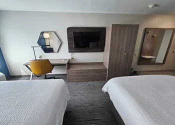 Holiday Inn Express Hotel & Suites Cincinnati-Blue Ash by IHG hotel thumbnail 7