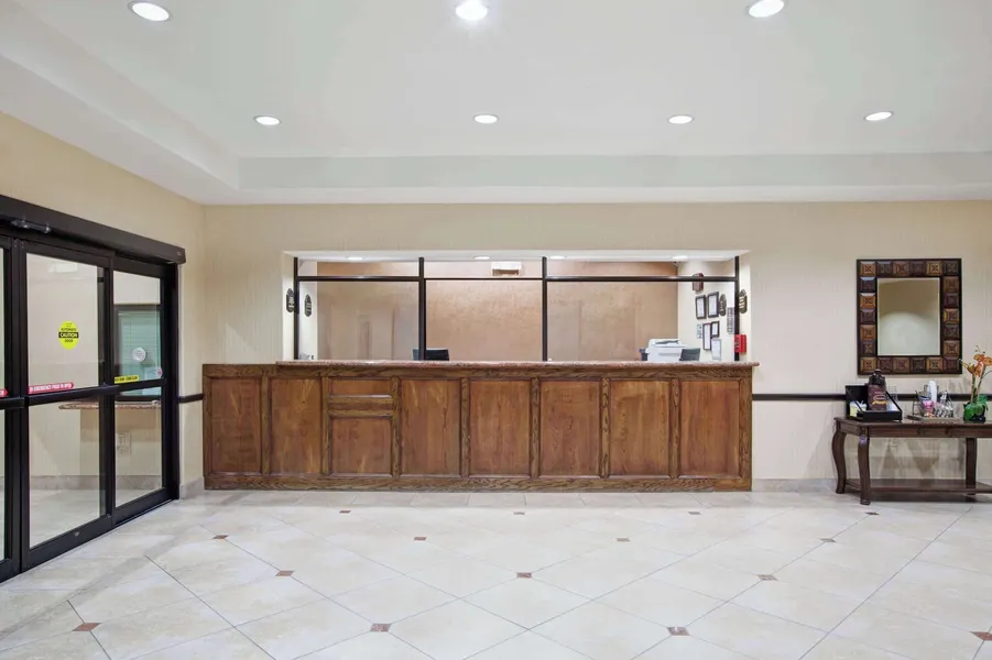Super 8 by Wyndham IAH West/Greenspoint hotel detail image 2
