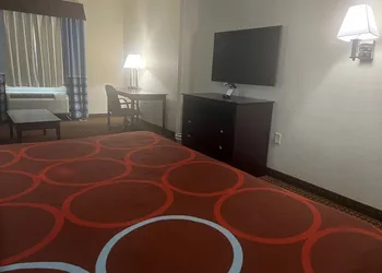 Super 8 by Wyndham IAH West/Greenspoint hotel thumbnail 7