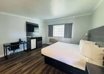 SureStay by Best Western Fresno Central hotel thumbnail 4