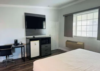 SureStay by Best Western Fresno Central hotel thumbnail 5