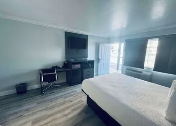SureStay by Best Western Fresno Central hotel thumbnail 6