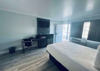 SureStay by Best Western Fresno Central hotel thumbnail 6