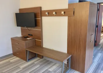 Holiday Inn Express & Suites Houston - Memorial Park Area by IHG hotel thumbnail 5