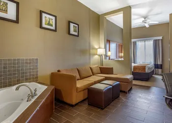 Comfort Suites Batesville hotel thumbnail 8