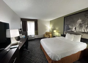 Super 8 by Wyndham Madison South hotel thumbnail 7