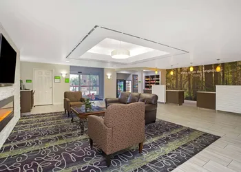 La Quinta Inn & Suites by Wyndham Visalia/Sequoia Gateway hotel thumbnail 2