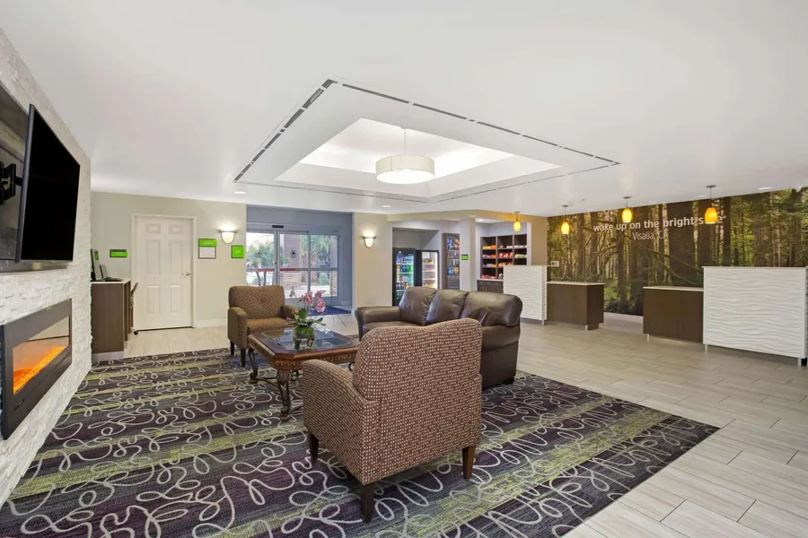 La Quinta Inn & Suites by Wyndham Visalia/Sequoia Gateway hotel detail image 2