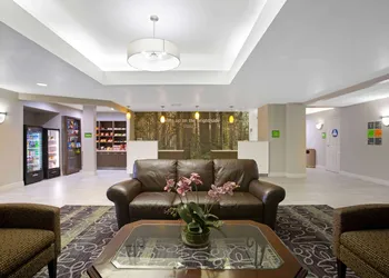 La Quinta Inn & Suites by Wyndham Visalia/Sequoia Gateway hotel thumbnail 3