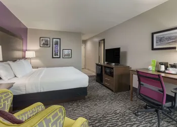 La Quinta Inn & Suites by Wyndham Visalia/Sequoia Gateway hotel thumbnail 4
