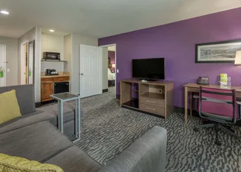 La Quinta Inn & Suites by Wyndham Visalia/Sequoia Gateway hotel thumbnail 5