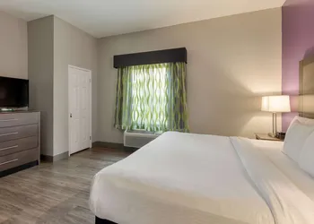 La Quinta Inn & Suites by Wyndham Visalia/Sequoia Gateway hotel thumbnail 6