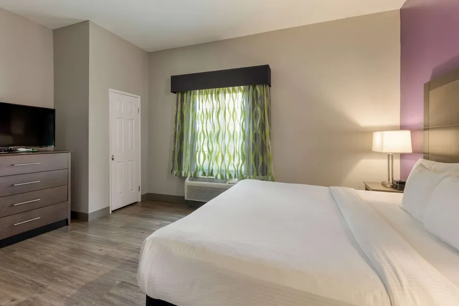 La Quinta Inn & Suites by Wyndham Visalia/Sequoia Gateway hotel detail image 6
