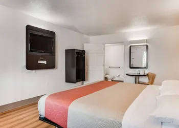 Motel 6 Youngstown, OH hotel thumbnail 8