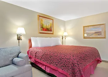 Days Inn and Suites by Wyndham St. Louis/Westport Plaza hotel thumbnail 3