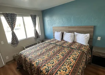 Super 7 INN hotel thumbnail 7