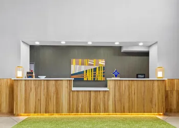 Spark by Hilton Houston Hobby Airport hotel thumbnail 5
