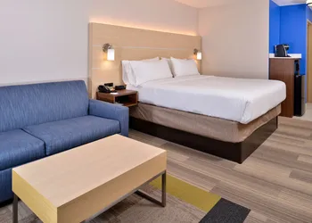 Holiday Inn Express & Suites Cincinnati - Mason by IHG hotel thumbnail 3
