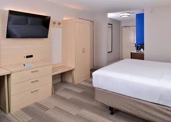 Holiday Inn Express & Suites Cincinnati - Mason by IHG hotel thumbnail 4