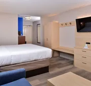 Holiday Inn Express & Suites Cincinnati - Mason by IHG hotel detail image 7