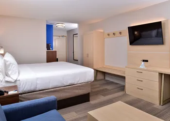 Holiday Inn Express & Suites Cincinnati - Mason by IHG hotel thumbnail 7