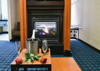 Fairfield Inn & Suites Hartford Airport hotel thumbnail 7