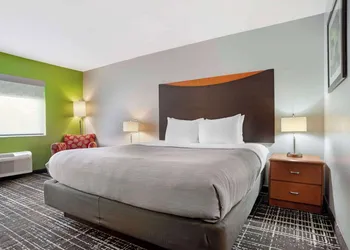 Quality Inn & Suites Birmingham - Highway 280 hotel thumbnail 4