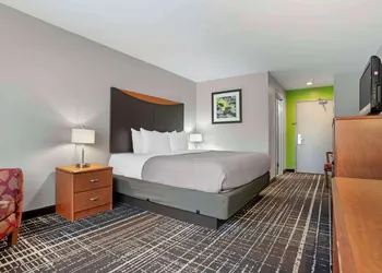 Quality Inn & Suites Birmingham - Highway 280 hotel thumbnail 5