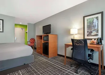 Quality Inn & Suites Birmingham - Highway 280 hotel thumbnail 6
