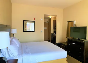 Holiday Inn Express Hotel & Suites FRESNO NORTHWEST-HERNDON by IHG hotel thumbnail 3