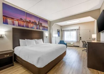 Clarion Pointe Louisville East hotel thumbnail 5