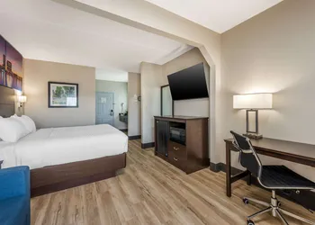 Clarion Pointe Louisville East hotel thumbnail 8